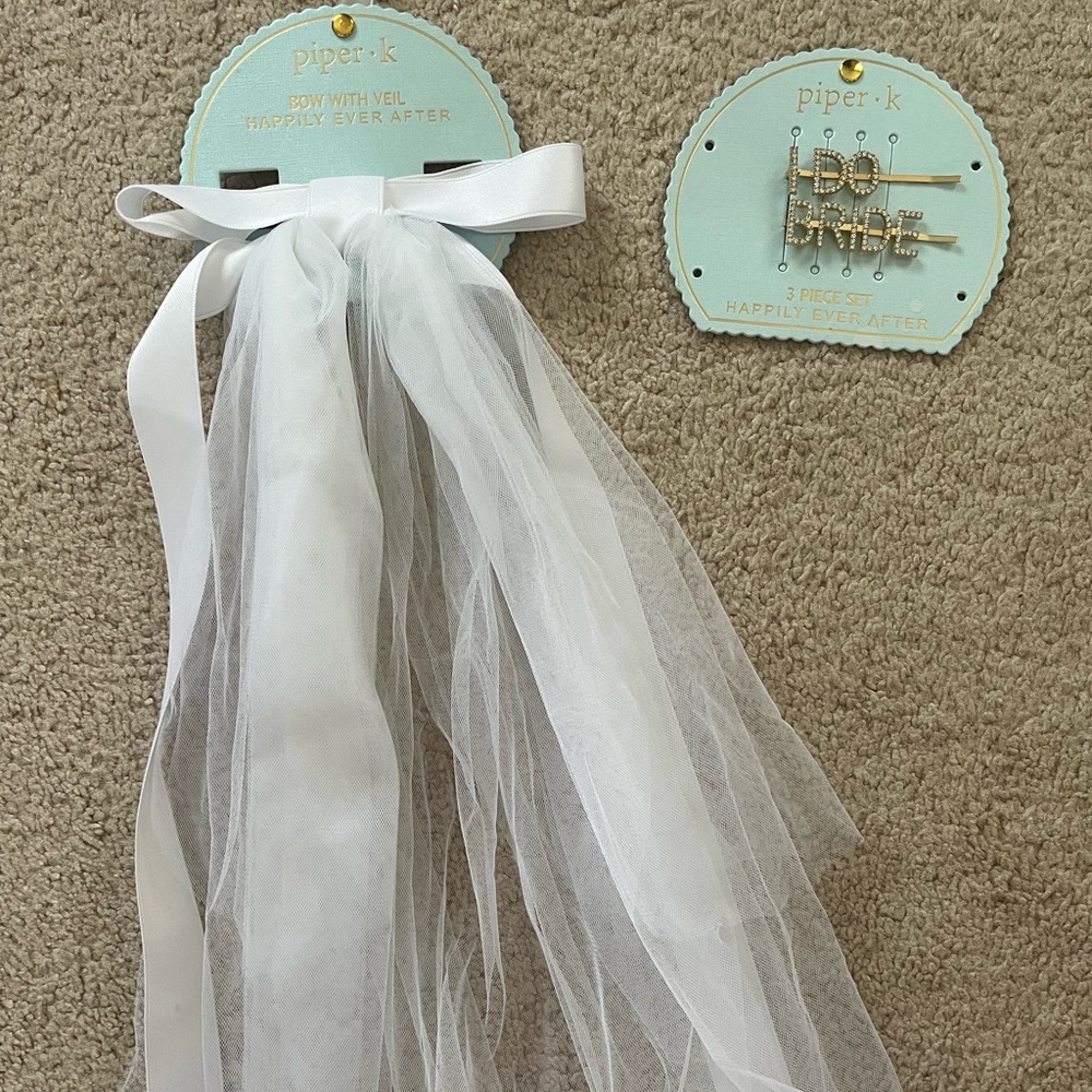 Bride to be - veil clip and rhinestone pins